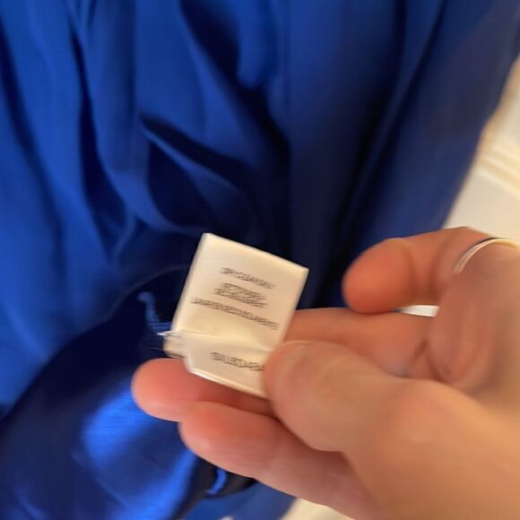 BCBG MaxAzria Blouse EUC size 2 - Picture 9 of 9